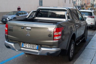 Cremona, İtalya - 2 Ekim 2025 Mitsubishi L200 kamyonet bir İtalyan plakalı, modern otomotiv tasarımı ve günlük şehir hizmetleri vurgulanıyor