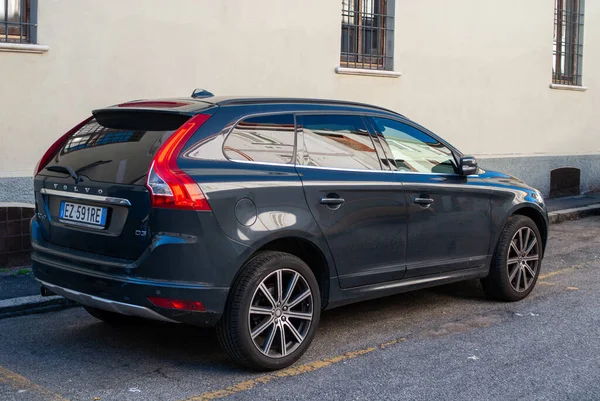 Cremona, İtalya - 2 Ekim 2025 Volvo XC60 D3 kompakt spor aracı, modern kentsel ulaşım ve otomotiv tasarımını temsil eden asfalt bir sokağa park edilmiştir.