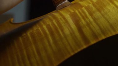 Çellonun arka plaka mermerlerine daha ustaca sürtünme, ahşap atölyede geleneksel zanaatkarlığı koruma, yavaş çekim