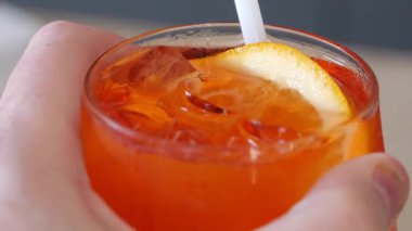 Etrafı taralli ve fıstık kâseleriyle çevrili buz dolu kokteyl bardakları sosyal toplantılar ve yaz kutlamaları için mükemmel bir İtalyan aperatifi deneyimi sunuyor.