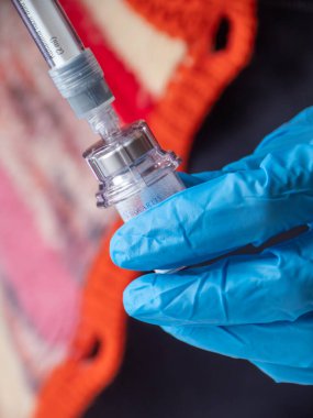 İstambul, Türkiye 21 Ekim 2025 Sandostatin iğnesi tutan mavi eldivenli hemşire hasta tedavisi için somatostatin analog ilacı hazırlıyor.