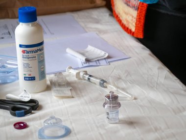 İstambul, Türkiye 21 Ekim 2025 Hasta tedavisi ve tıbbi tedavi için Sandostatin büyüme hormonu enjeksiyonu hazırlayan hemşire