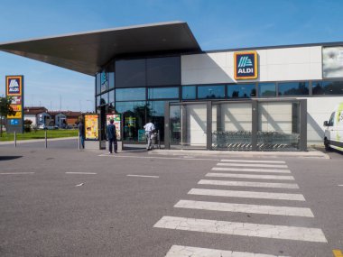 Cremona, İtalya - 17 Eylül 2025 Lombardiya 'da Keyifli Bir Öğleden Sonra' da Modern İtalyan Süpermarket Girişi ve Alışveriş Arabalarının Güneşli Dış Görünümü