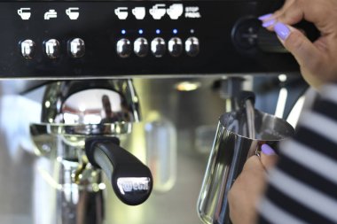 Cremona, İtalya - 21 Temmuz 2025 Kahve İçeceği İçin Buğulanmış Bir Baristaya Yakın Süt Profesyonel Espresso Makinesi ile Sıcak Bir İçecek Hazırlama
