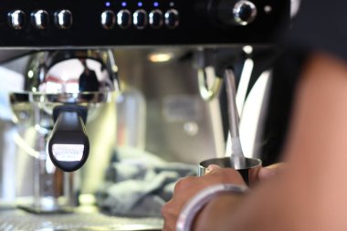 Cremona, İtalya - 21 Temmuz 2025 Yetenekli Barista Modern Kahve Dükkanında Mükemmel Latte Sanat Hazırlığı İçin Buharlı Süt
