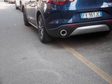 Cremona, İtalya 14 Ağustos 2025 Modern SUV Alfa Romeo Stelvio Veloce plakası asfalt bir caddenin kenarına park edilmiş sarı yol işaretli.