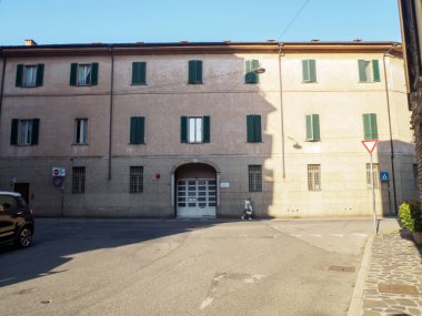 Cremona, İtalya - 10 Ağustos 2025 Çok Pencereli ve Yeşil Panjurlu Geleneksel Avrupa Binası Sıcak Güneş Işığı Altında Banyo