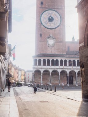 Cremona, İtalya - 15 Ağustos 2025 Cremona İtalya 'nın Zengin Tarih ve Mimari Harikalarını Keşfedin Charming Piazzas ve Iconic Clock Towers