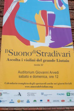 Lombardy, İtalya - 13 Ekim 2025 Tarihsel İtalyan Şehir Meydanı 'nda Keman Ustalarının Sanatlarını Kutlayan Yaylı Araçlar Muhteşem Sergisi