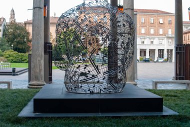 Lombardy, İtalya - 13 Ekim 2025 Modern Soyut Heykel Müzikal Cremona İtalya Piazza Marconi 'de Keman Mirası ve Sanatsal İnovasyonun Kutlaması