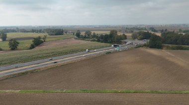 İtalya 'nın Lombardiya ve Emilia Romagna Bölgelerini Bağlayan A21 Otoyolu' nda Gündüz Saatlerinde Önemli Trafik Sıkışıklığı Olayının Hava Görüntüsü