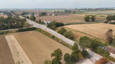 İtalya 'daki Lombardiya ve Emilia Romagna bölgelerini birbirine bağlayan tarım arazilerinden A21 otoyol trafiğinin hava görüntüsü
