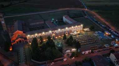 Alseno Piacenza İtalya 'daki tarihi Chiaravalle della Colomba Manastırı' ndaki Saint Bernard Festivali Kutlamalarının Büyüleyici Hava Manzarası Gece Gökyüzünün Altında