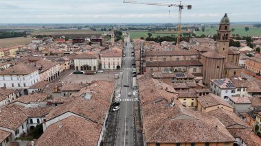 Büyüleyici Cortemaggiore PC İtalya İnsansız Hava Aracı Tarihi Kasaba Meydanı ve Kilise Kulesi Clay Tile Çatı ve Kırsal Arazi