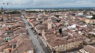 Cortemaggiore Havacılık Görünümü, gündüz insansız hava aracı perspektifinden tarihi İtalyan şehir mimarisi ve şehir manzarasını sergiliyor.