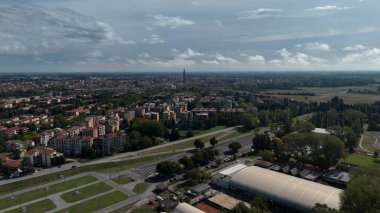 Nefes kesici Drone Hava Görüntüsü Lombardiya 'da Po Nehri ve Endüstriyel Landmark ile İtalyan Cremona şehrinin tarihi manzarasını yakalıyor.
