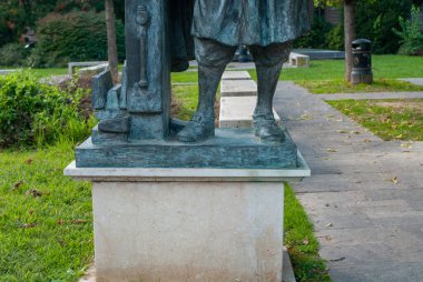 Cremona, İtalya - 1 Ekim 2025 Ünlü kemancı Antonio Stradivarius 'un bronz heykeli Cremona İtalya' nın önemli bir simgesi olan Piazza Marconi 'de gururla duruyor