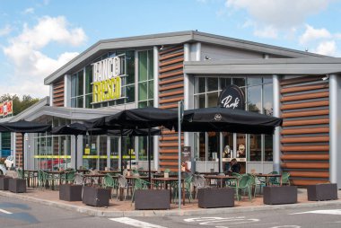 Cremona, İtalya. - 4 Ekim 2025 Banco Fresco marketi Lombardy, İtalya 'nın dışında. Belirgin tabela ve müşteri parkına sahip modern pazar binası