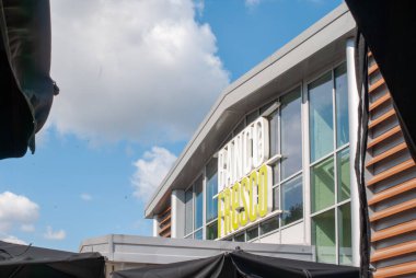 Cremona, İtalya. - 4 Ekim 2025 Banco Fresco marketi Lombardy, İtalya 'nın dışında. Belirgin tabela ve müşteri parkına sahip modern pazar binası