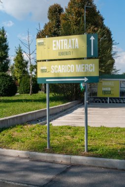 Cremona, İtalya. - 4 Ekim 2025 Banco Fresco marketinin otoparkında müşteri girişi ve malların boşaltıldığı belirtiliyor.