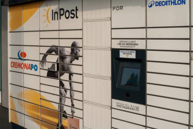 Cremona, İtalya - 2 Ekim 2025 Decathlon InPost dolap tesisi. İtalya 'daki Decathlon Cremona Po' da kadın koşucu illüstrasyonları mevcut.