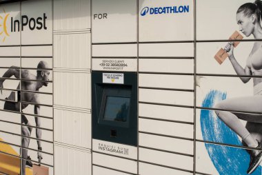 Cremona, İtalya - 2 Ekim 2025 Decathlon InPost dolap tesisi. İtalya 'daki Decathlon Cremona Po' da kadın koşucu illüstrasyonları mevcut.