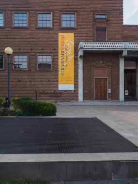 Cremona, İtalya 13 Ağustos 2025 Stradivari Festivali 'nin Cremona' daki Giovanni Arvedi Konser Salonu 'nun tuğla cephesini kaplayacağını duyuran sarı pankart. Lombardiya