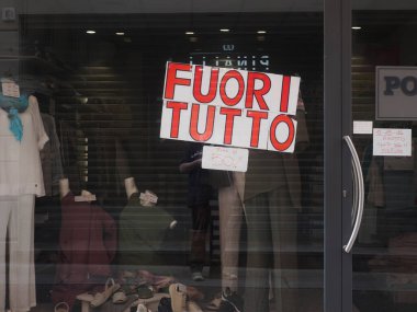 Cremona, İtalya 13 Ağustos 2025 Cremona, Lombardy, İtalya 'daki giyim mağazasının vitrininde yüzde 50' ye varan indirimler var.