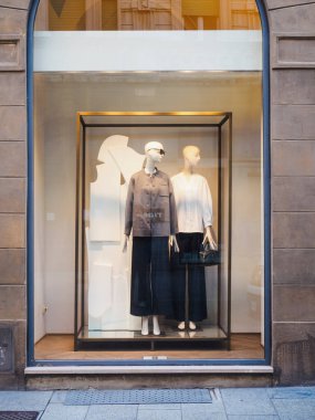 Cremona, İtalya 13 Ağustos 2025 Mankenler mağaza vitrininde sergilenen günlük giysiler, tarihi Cremona sokak manzarasında çağdaş moda tarzını sunar.