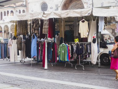 Cremona, İtalya 13 Ağustos 2025 Turistler ve yerel halk taze ürün ve yerel ürünler için Cremona, İtalya 'da canlı bir açık hava pazarında otantik İtalyan kültürünün tadını çıkarıyorlar.