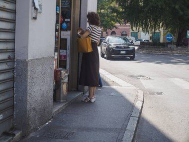 Cremona, İtalya 13 Ağustos 2025 Bir yaz günü Cremona, İtalya 'da kapalı bir mağazanın kepenğinde bir uyarı okudu