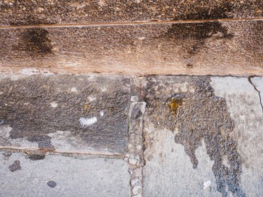 Cremona, İtalya 13 Ağustos 2025. Kirli su kaldırımda paslı bir ızgaranın yanında duruyor. Cremona, Lombardy, İtalya 'da ihmal ve kentsel bozulma belirtileri gösteriyor.