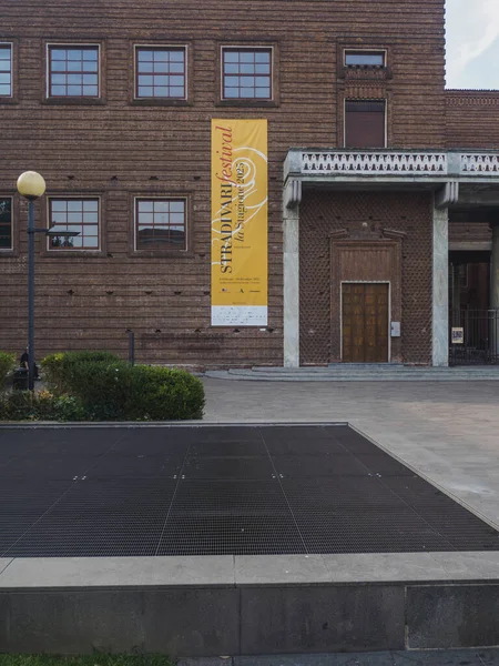 Cremona, İtalya 13 Ağustos 2025 Stradivari Festivali 'nin Cremona' daki Giovanni Arvedi Konser Salonu 'nun tuğla cephesini kaplayacağını duyuran sarı pankart. Lombardiya