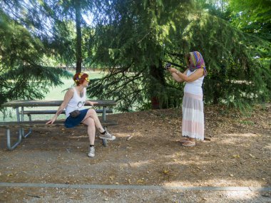 Doğa ve Arkadaşlıkla Rahat Bir Öğleden Sonra Eğlenen İki Kadın Barışçıl Bir Yaz Gününü Birlikte Kucaklıyor