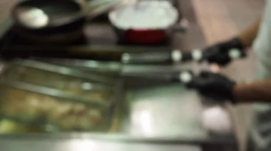 Kabiliyetli şef kaynamış yağda altın sarısı samosaları kızartıyordu. Geleneksel Hint mutfağı teknikleri sergiliyordu.