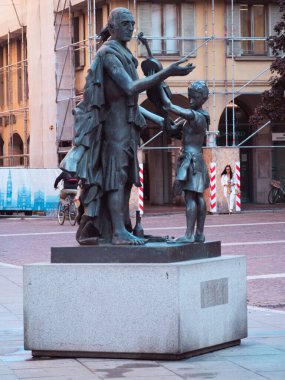 Cremona, İtalya 27 Eylül 2025 'te Antonio Stradivari' nin elinde keman tutan ve genç bir çocuğa müzik ve geleneği sembolize eden bronz heykeli