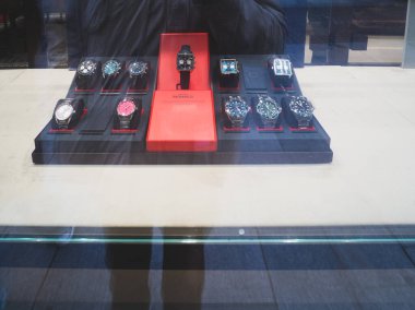 Cremona, İtalya 27 Eylül 2025 Bir mağaza vitrininde yansımalar yaratıyor. Üst düzey Tag Heuer Monaco saatleri içeren bir perakende mağaza görüntüsü