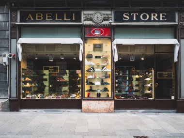 Cremona, İtalya 27 Eylül 2025 Abelli Mağaza ayakkabı butiği raflarda ayakkabı ve çanta sergileniyor, Cremona, Lombardy, İtalya 'da lüks perakende alışverişi sunuluyor