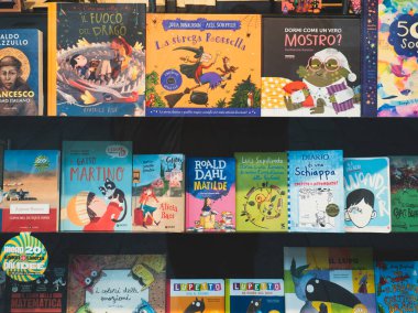 Cremona, İtalya 27 Eylül 2025 Bir İtalyan kitapçısında çocuk kitapları, raflar genç okuyucular için resimli hikayeler ile dolu, hayal gücü ve öğrenme teşvik