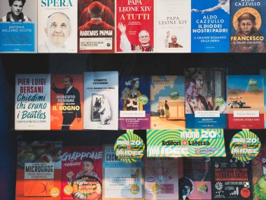 Cremona, İtalya 27 Eylül 2025 Kitap rafları Papa Francis, Roberto Benigni ve Pier Luigi Bersani 'nin biyografileri de dahil olmak üzere popüler İtalyan başlıklarıyla dolu.