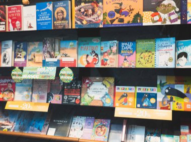 Cremona, İtalya 'da 27 Eylül 2025 Çocuk başlıkları, edebiyat ve kurgusal olmayan kitapların sergilendiği kitapçılarda indirimler var.