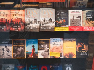 Cremona, İtalya 27 Eylül 2025 İtalyan ve uluslararası roman koleksiyonlarının satışı, çağdaş edebiyatın bir kitapçıda sergilenmesi