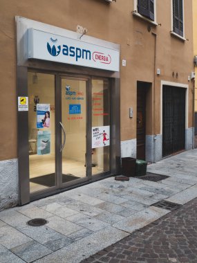 Cremona, İtalya 27 Eylül 2025 ASPM Enerji binası ön cephesi cam kapılı ve mağaza önünde Cremona 'da bir kaldırımda enerji hizmetleri sunuyor.