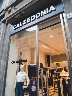 Cremona, İtalya 27 Eylül 2025 'te İtalya' nın Cremona şehrinde moda kıyafetleri sergilenirken, mankenler ve şık giysiler sergilenmektedir.