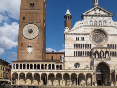 Cremona, İtalya 11 Eylül 2025 ünlü Torrazzo çan kulesi, Rönesans cephesi ve astronomik saati ile Cremona Katedrali 'nin yanında duruyor.