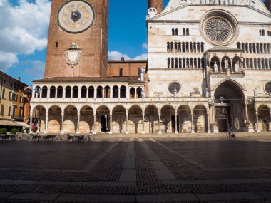 Cremona, İtalya 11 Eylül 2025 ünlü Torrazzo çan kulesi, Rönesans cephesi ve astronomik saati ile Cremona Katedrali 'nin yanında duruyor.