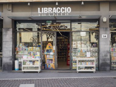 Cremona, İtalya 11 Eylül 2025 Libraccio kitabevi Lombardy, İtalya 'da kitap ve eğitim materyallerinin sergilendiği, okuma ve kültürün teşvik edildiği bir vitrin.