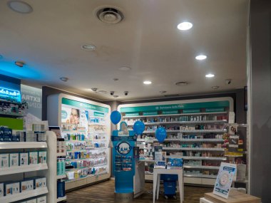 Cremona, İtalya 11 Eylül 2025. Parlak ışıklandırılmış eczane içi çeşitli cilt bakım ürünleri ve dermokozmetik ürünleriyle dolu raflarla dolu.