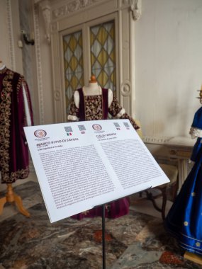 Cremona, İtalya 19 Kasım 2025 tarihli Rönesans Müzesi sergisi ve Marco Pio di Savoia ve Clelia Farnese için Sforza adliyesinden asil kostümler