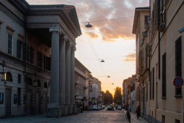 Cremona, İtalya - 21 Ekim 2025 Cremona, İtalya - 2 Ekim 2025 Teatro Ponchielli tarihi bir caddede klasik sütunlarla ön cephe güzel bir günbatımı yaşayan, sıcak bir ışık tutan